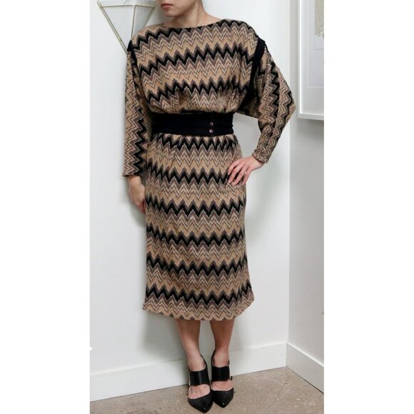 70s Zigzag Patterned Batwing Sweater Dress w/ Waist Cinching Belt, Dolman Sleeve - Picture 2 of 7